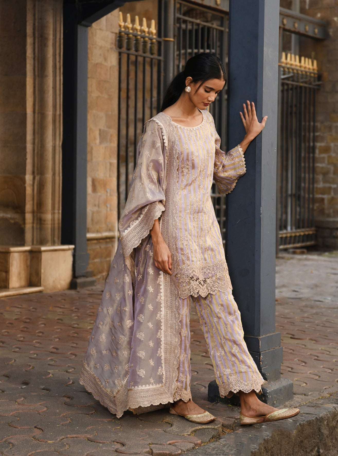 Mulmul Banarsi Paheri Lavender Kurta With Mulmul Banarsi Paheri Lavender Pant