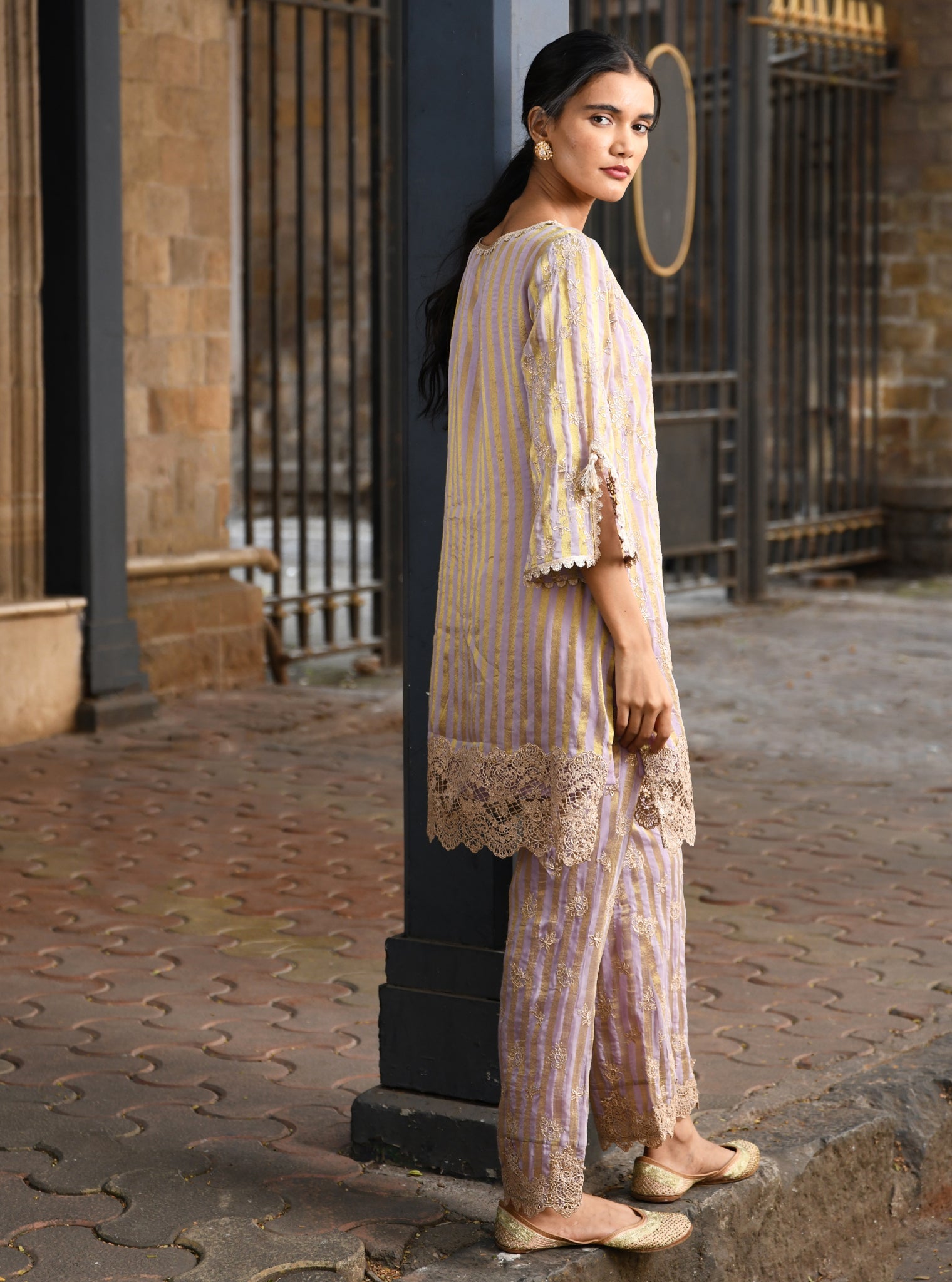 Mulmul Banarsi Paheri Lavender Kurta With Mulmul Banarsi Paheri Lavender Pant