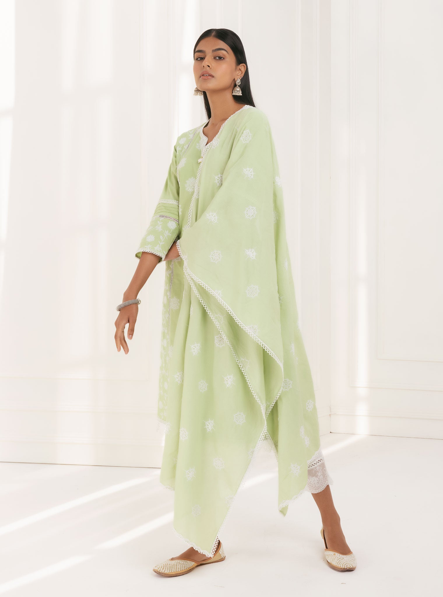 Mulmul Cotton Kannur Green Kurta With Emb Organza White Scallop pant