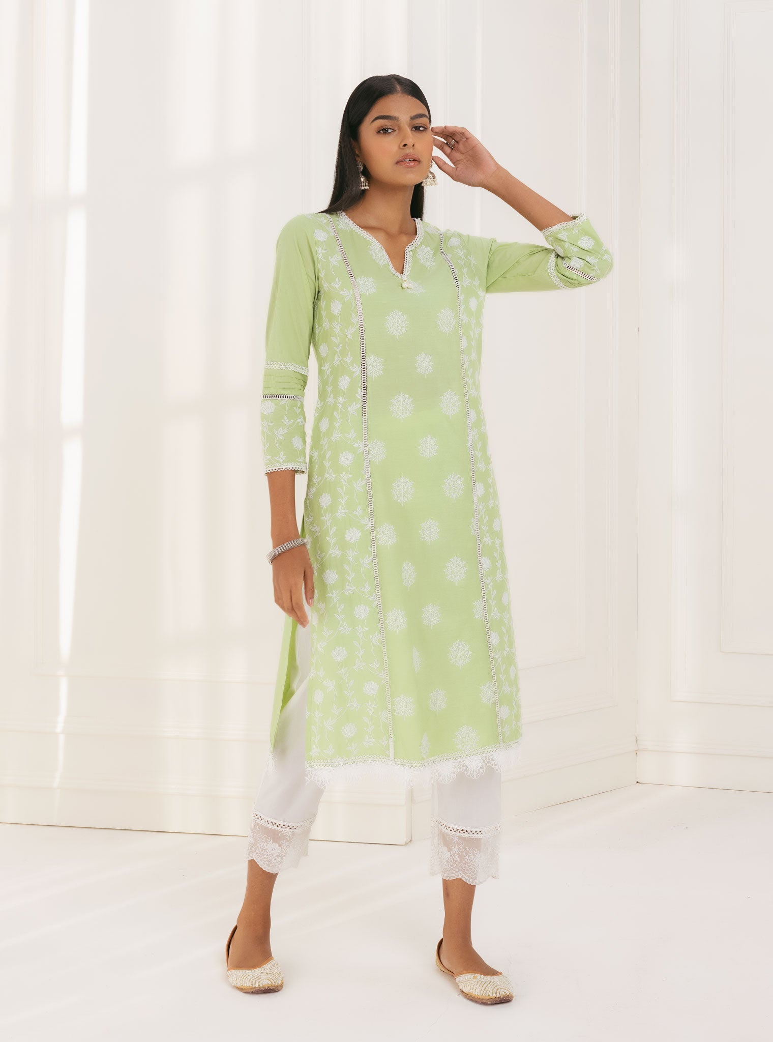 Mulmul Cotton Kannur Green Kurta With Emb Organza White Scallop pant